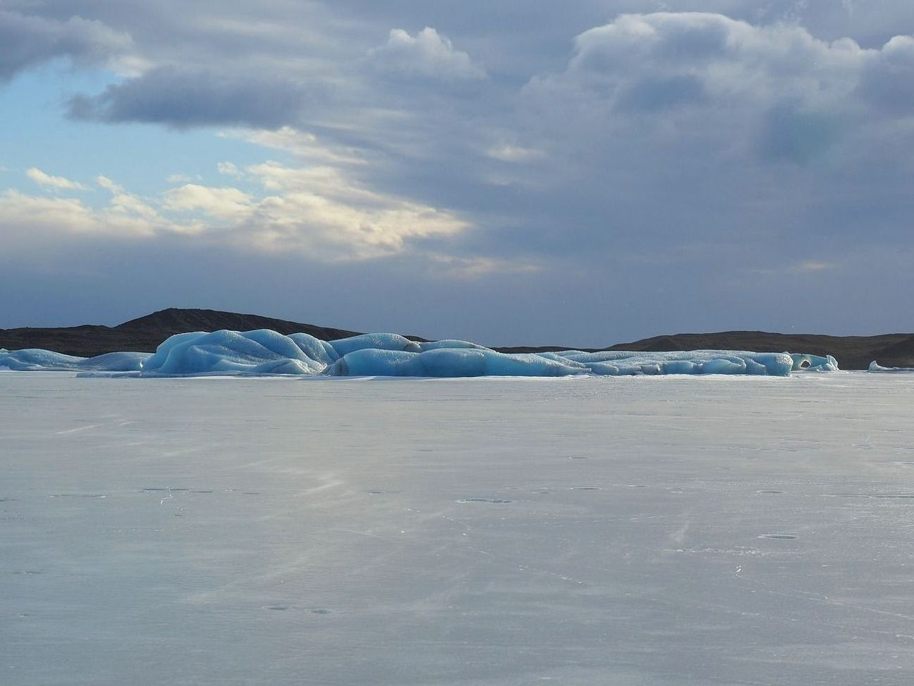 Una grieta superficial en el hielo, expuesta sobre el hielo claro