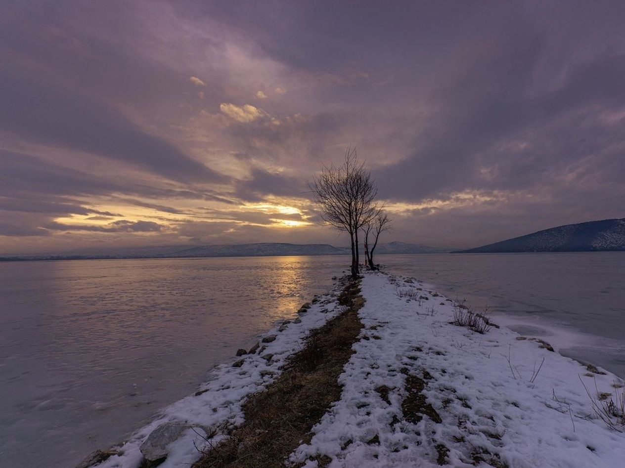 Un sendero vacío hacia el lago de montaña antes del amanecer